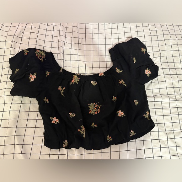American Eagle Cropped Embroidered Floral Tee - Picture 2 of 3